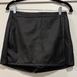 Elegant Black Pleather Women's Skort